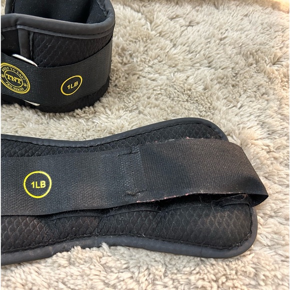 Ankle Weights TNT Pair 1lbs Adjustable Weights Used in Good Condition - Picture 3 of 5